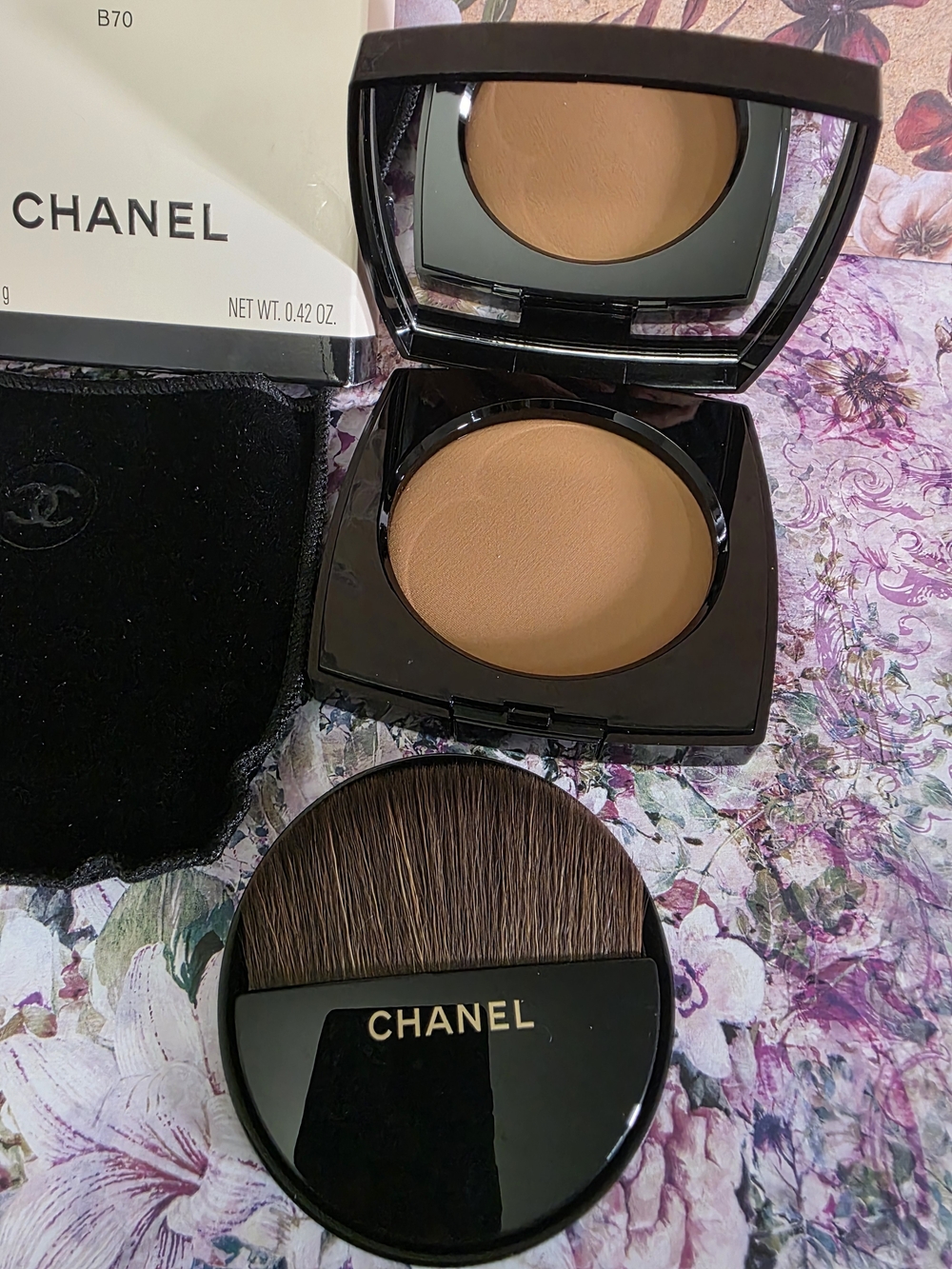 CHANEL Les Beiges Powder Compact in Warm Tan with Brush
